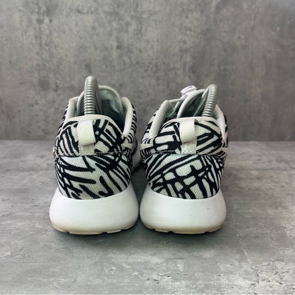 Nike Roshe Run Running Shoes 599432-110 Womens sz 8 - black/white - Picture 4 of 6